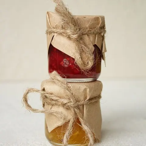 Marmeladengläser mit Jutebändern