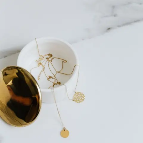 Goldene Halskette in einer Schale