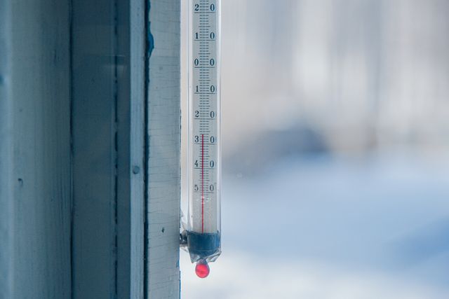 Raumklima im Winter: Luftfeuchtigkeit messen und richtig lüften