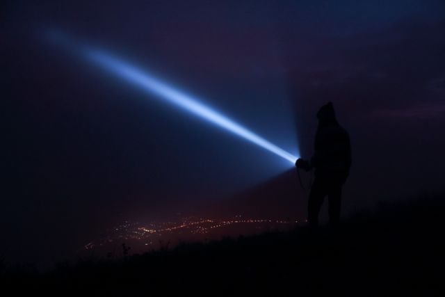 Taschenlampe und Stirnlampe kaufen: Lumen, Leuchtweite, Akku und Schutzart