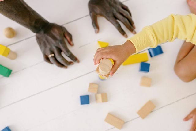 Spielzeug nach Alter: Was Kinder von 1 bis 10 Jahren wirklich beschäftigt
