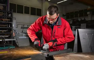 Milwaukee AGV 10-125 EK Winkelschleifer, Ansicht 2