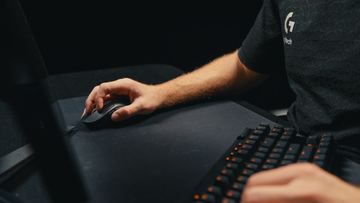 Logitech G PRO X SUPERLIGHT 2 DEX - Maus - ergonomisch - Für Rechtshänder - optisch - 5 Tasten - USB - Schwarz von LumaTech