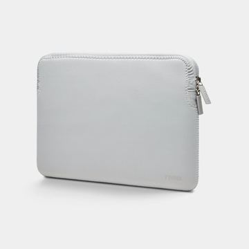 Sneakpeek Trunk Neopren Sleeve für MacBook Air/MacBook Pro 13 silbe von LumaTech