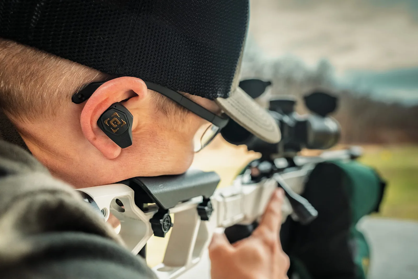 Caldwell E-MAX Shadows Pro - Elektronischer Gehörschutz mit Ambient Sound Amplification, Bluetooth und wiederaufladbarem Case für Zielschießen, Reichweite, Ansicht 4