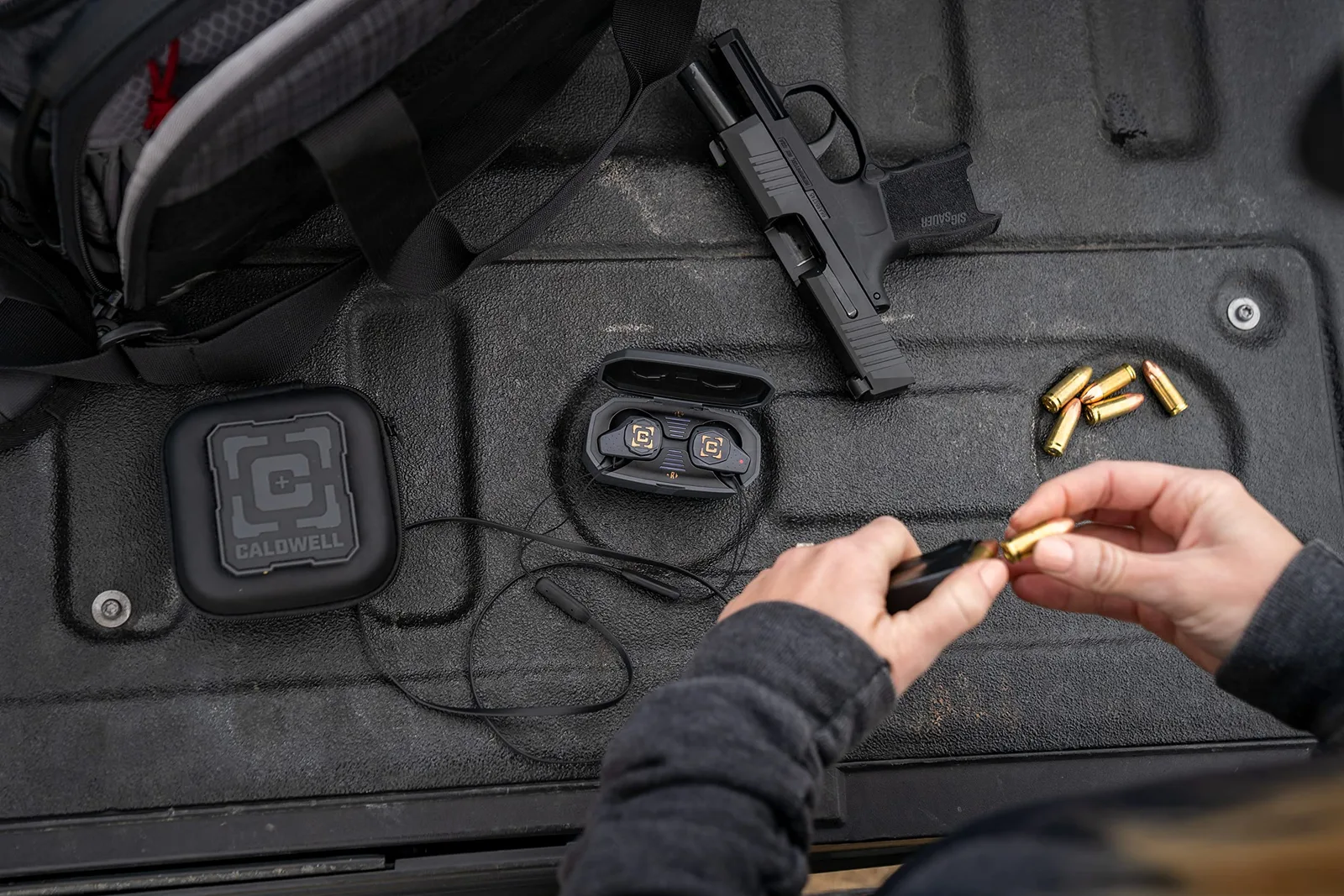 Caldwell E-MAX Shadows Pro - Elektronischer Gehörschutz mit Ambient Sound Amplification, Bluetooth und wiederaufladbarem Case für Zielschießen, Reichweite, Ansicht 5