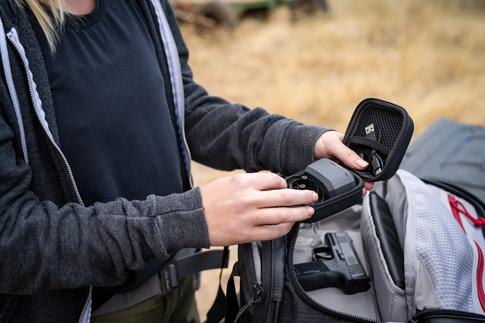 Caldwell E-MAX Shadows Pro - Elektronischer Gehörschutz mit Ambient Sound Amplification, Bluetooth und wiederaufladbarem Case für Zielschießen, Reichweite, Ansicht 9