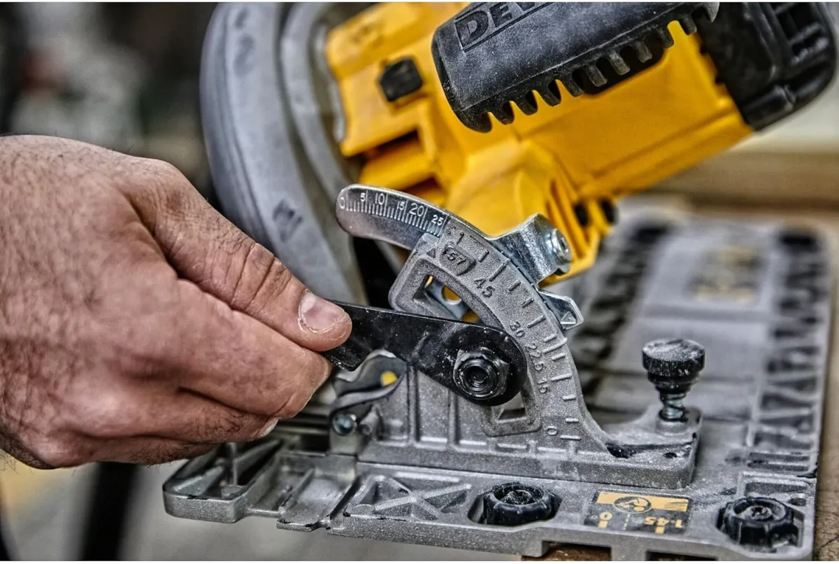 DEWALT Handkreissäge (1,350 Watt, 61 mm Schnitttiefe, Sägeblatt-Ø 190/30 mm, inkl. Schutzhauben-Aufsatz für die Staubabsaugung, Parallelanschlag, Montagewerkzeug und Koffer) DWE576K — Bild 2