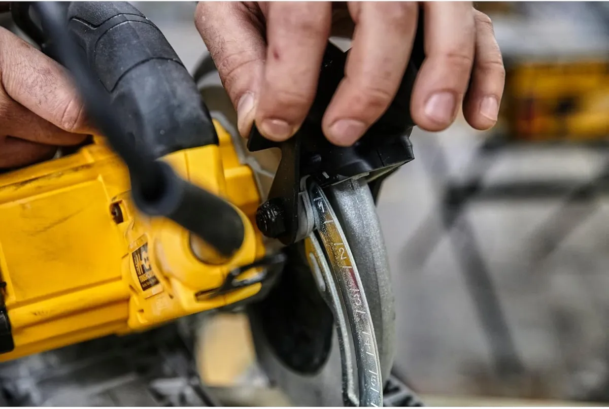 DEWALT Handkreissäge (1,350 Watt, 61 mm Schnitttiefe, Sägeblatt-Ø 190/30 mm, inkl. Schutzhauben-Aufsatz für die Staubabsaugung, Parallelanschlag, Montagewerkzeug und Koffer) DWE576K — Bild 3