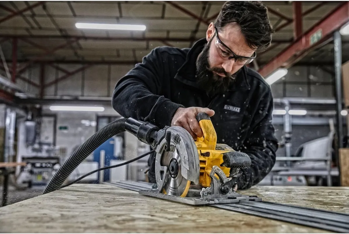 DEWALT Handkreissäge (1,350 Watt, 61 mm Schnitttiefe, Sägeblatt-Ø 190/30 mm, inkl. Schutzhauben-Aufsatz für die Staubabsaugung, Parallelanschlag, Montagewerkzeug und Koffer) DWE576K — Bild 4