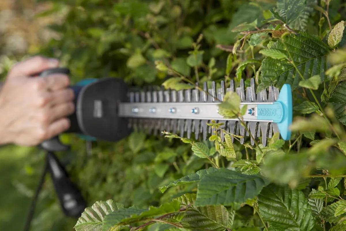 Gardena Elektro-Heckenschere EasyCut 420/45: Elektrische Heckenschere mit 420 W Motorleistung, 45 cm Messerlänge, 18 mm Messeröffnung, ergonomischer Griff und Anschlagschutz (9830-20) — Bild 2