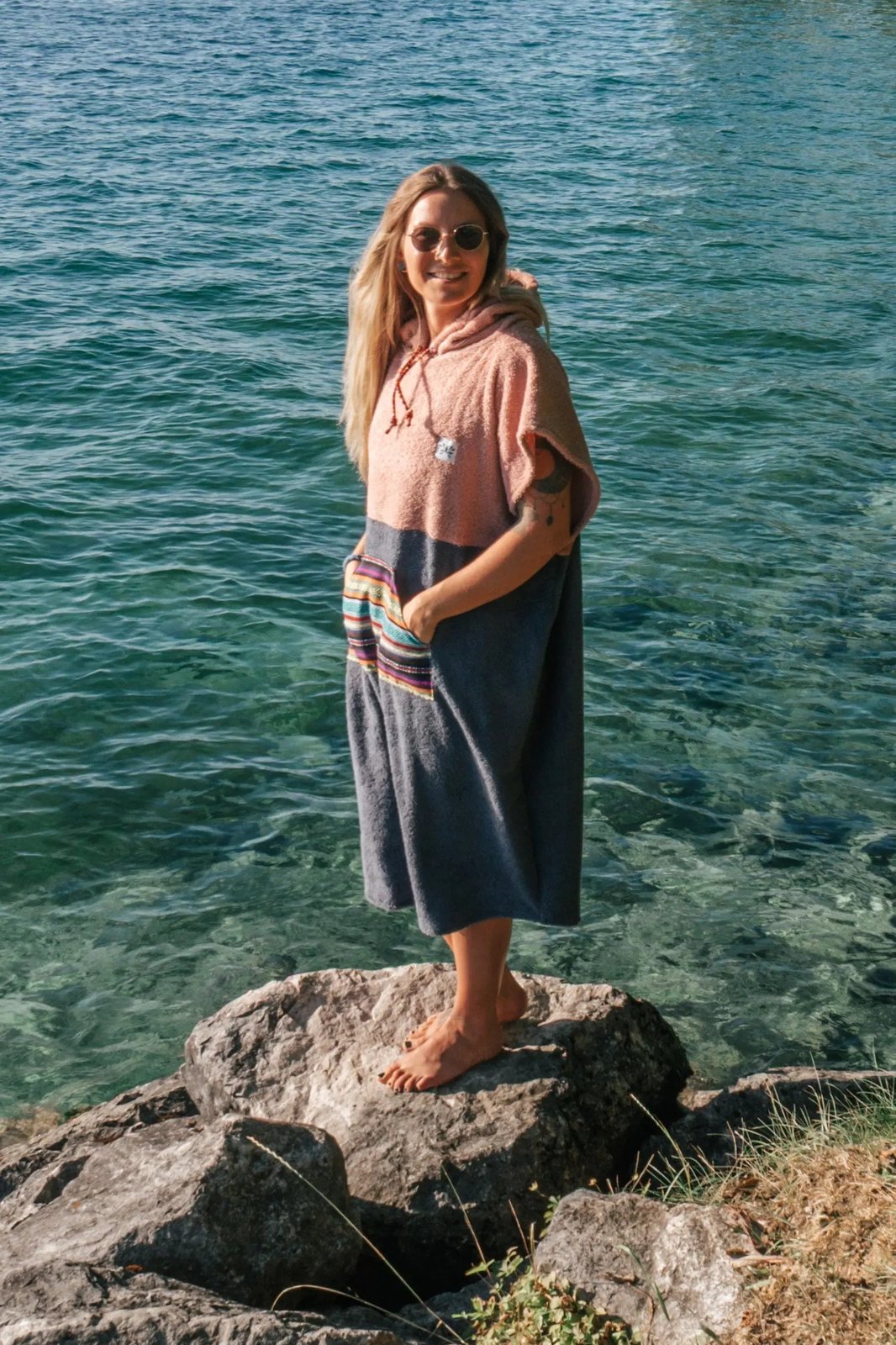 Surfponcho Sunset Bloom Unisex aus Bio-Frotte - Limited Edition