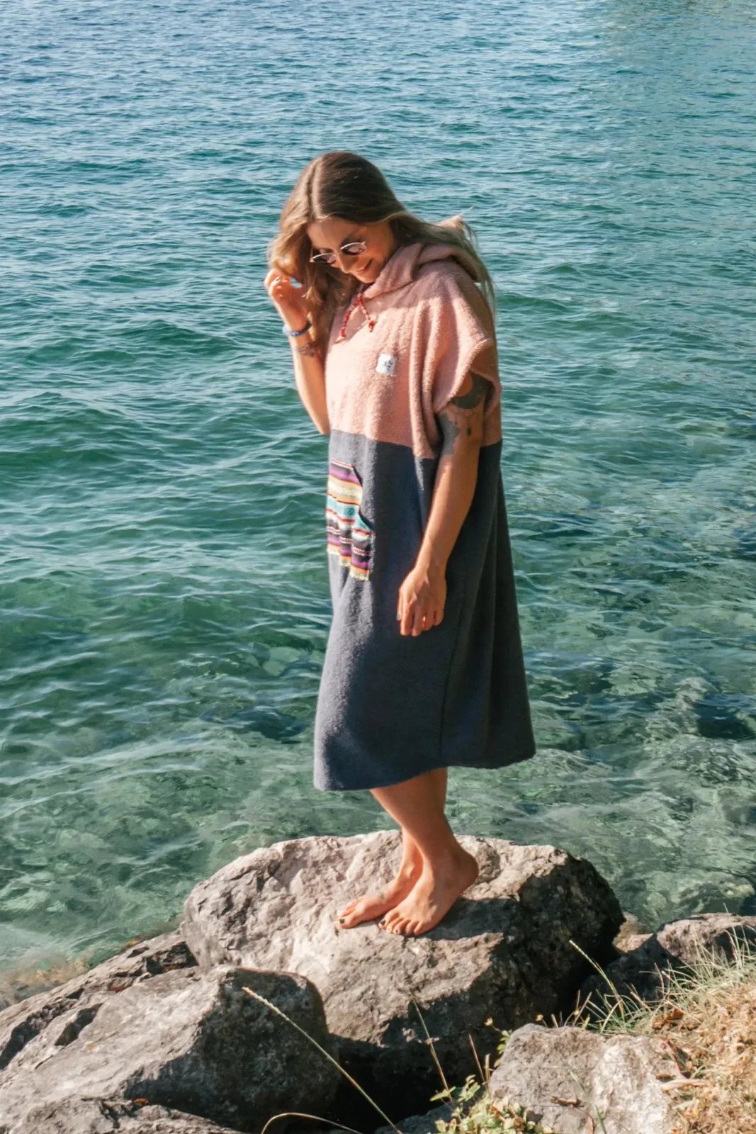 Surfponcho Sunset Bloom Unisex aus Bio-Frotte - Limited Edition, Ansicht 3