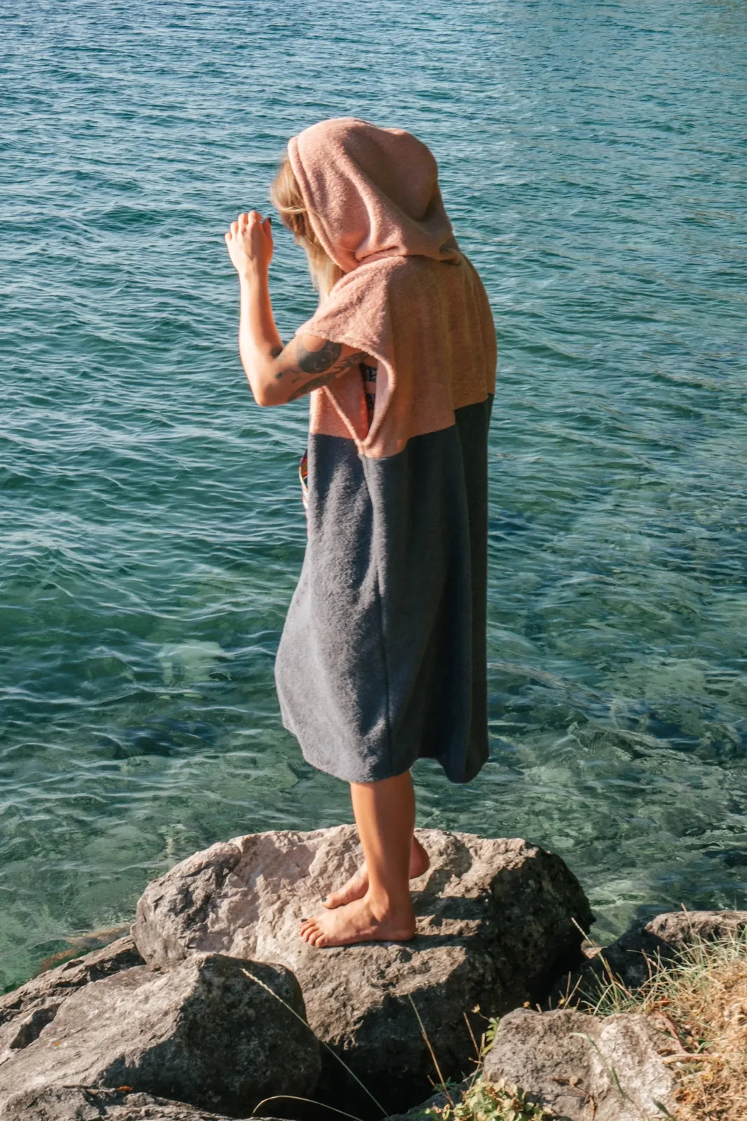 Surfponcho Sunset Bloom Unisex aus Bio-Frotte - Limited Edition, Ansicht 4