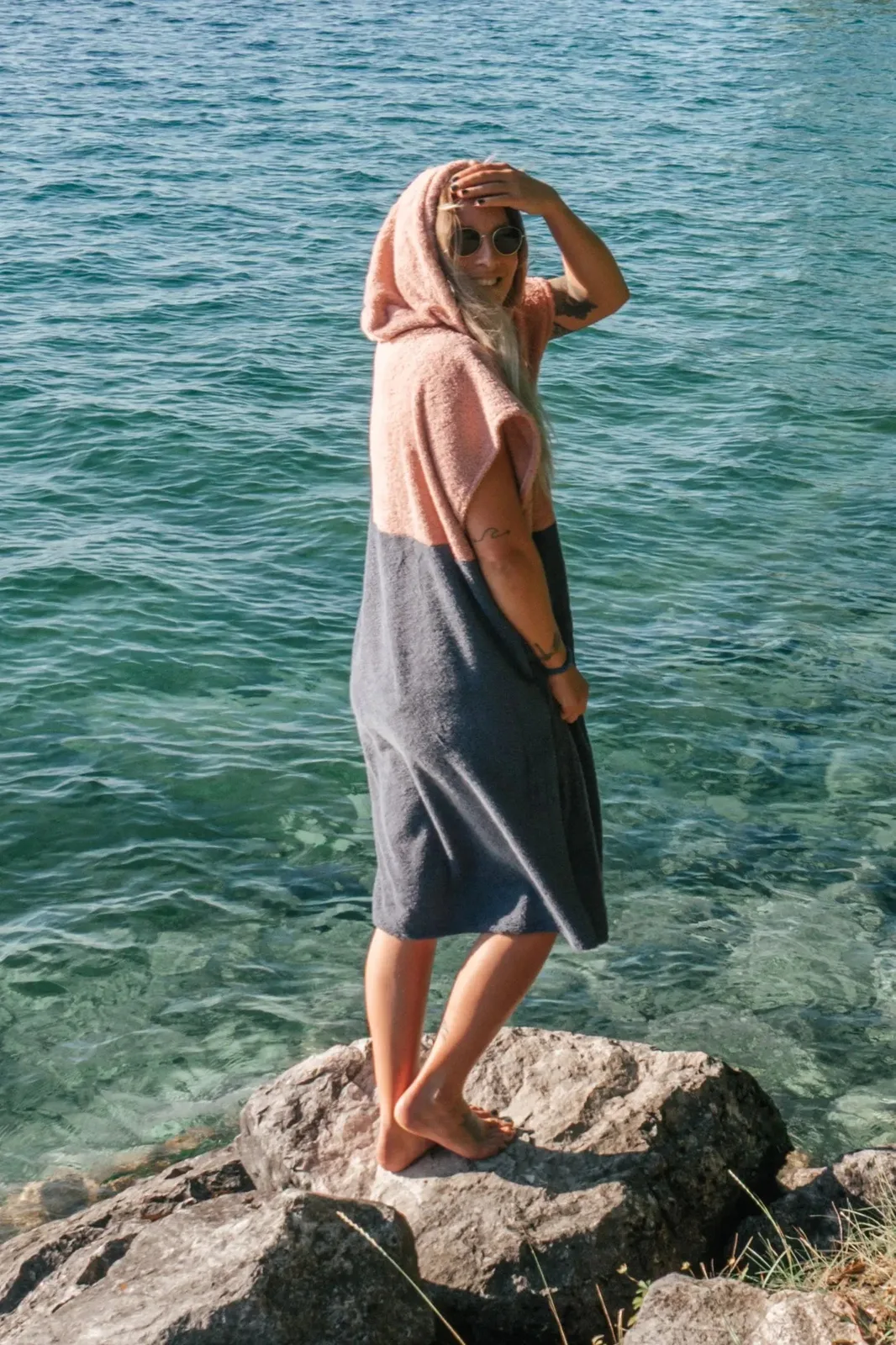 Surfponcho Sunset Bloom Unisex aus Bio-Frotte - Limited Edition, Ansicht 5