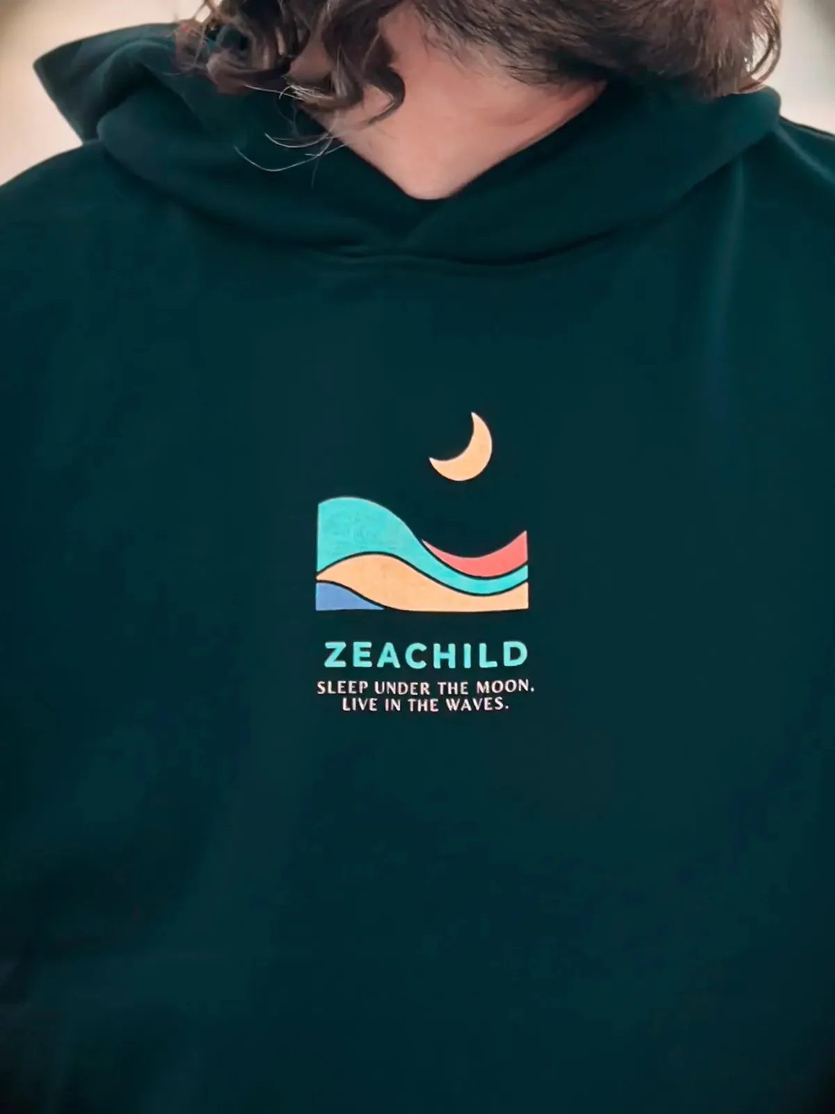 Under the Moon Hoodie Unisex — Bild 2