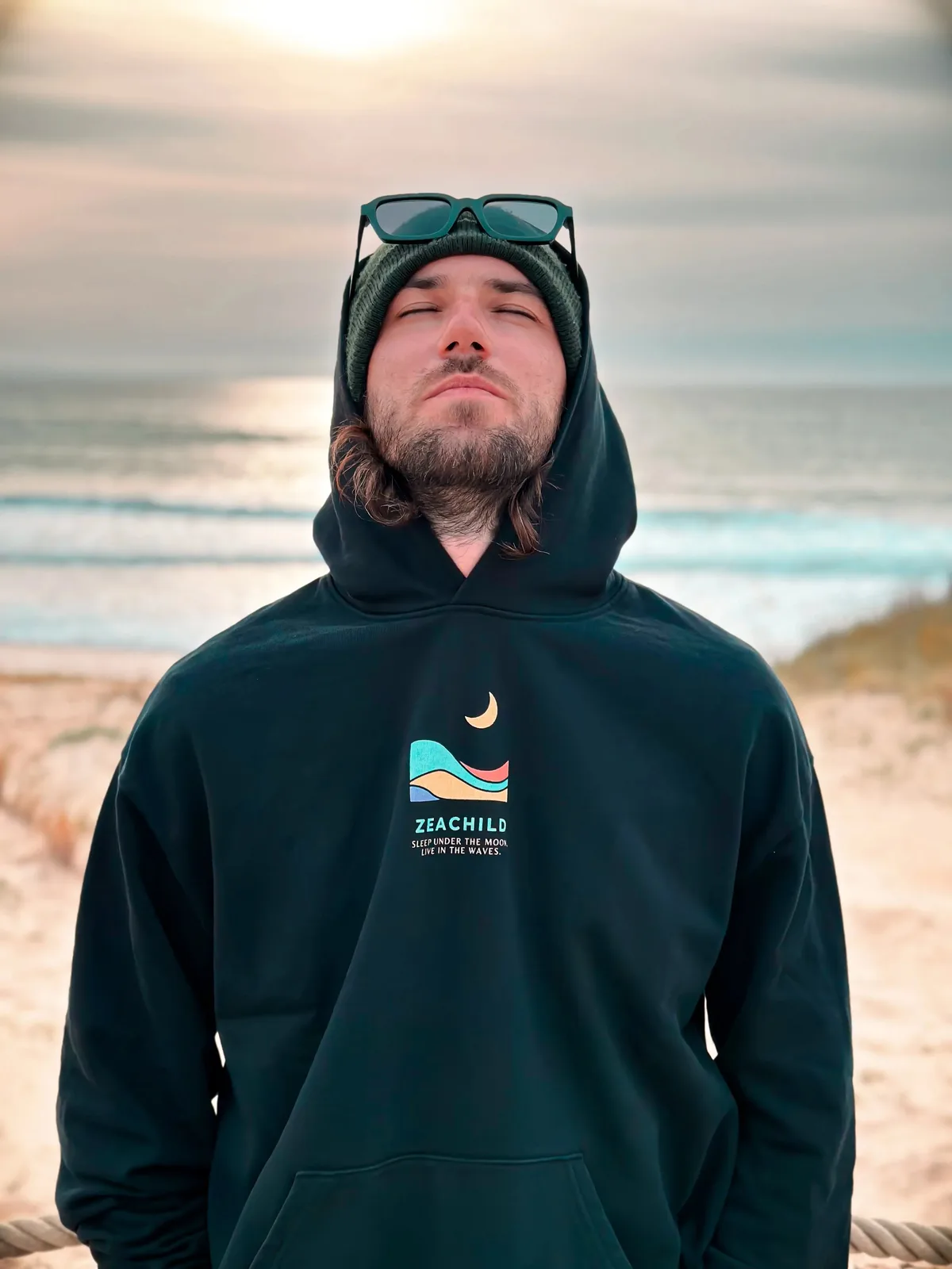 Under the Moon Hoodie Unisex — Bild 3