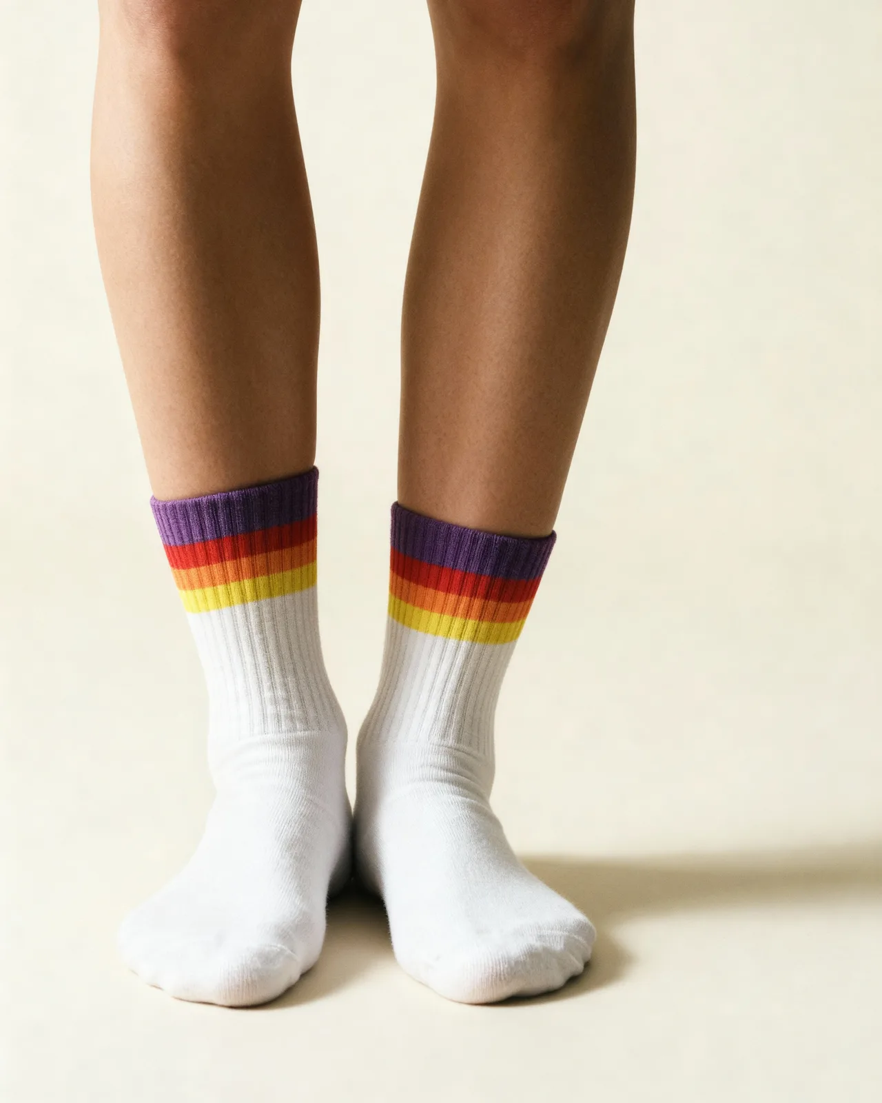Take Me To The Beach - Sportsocken gestreift in rainbow - weiß — Bild 3