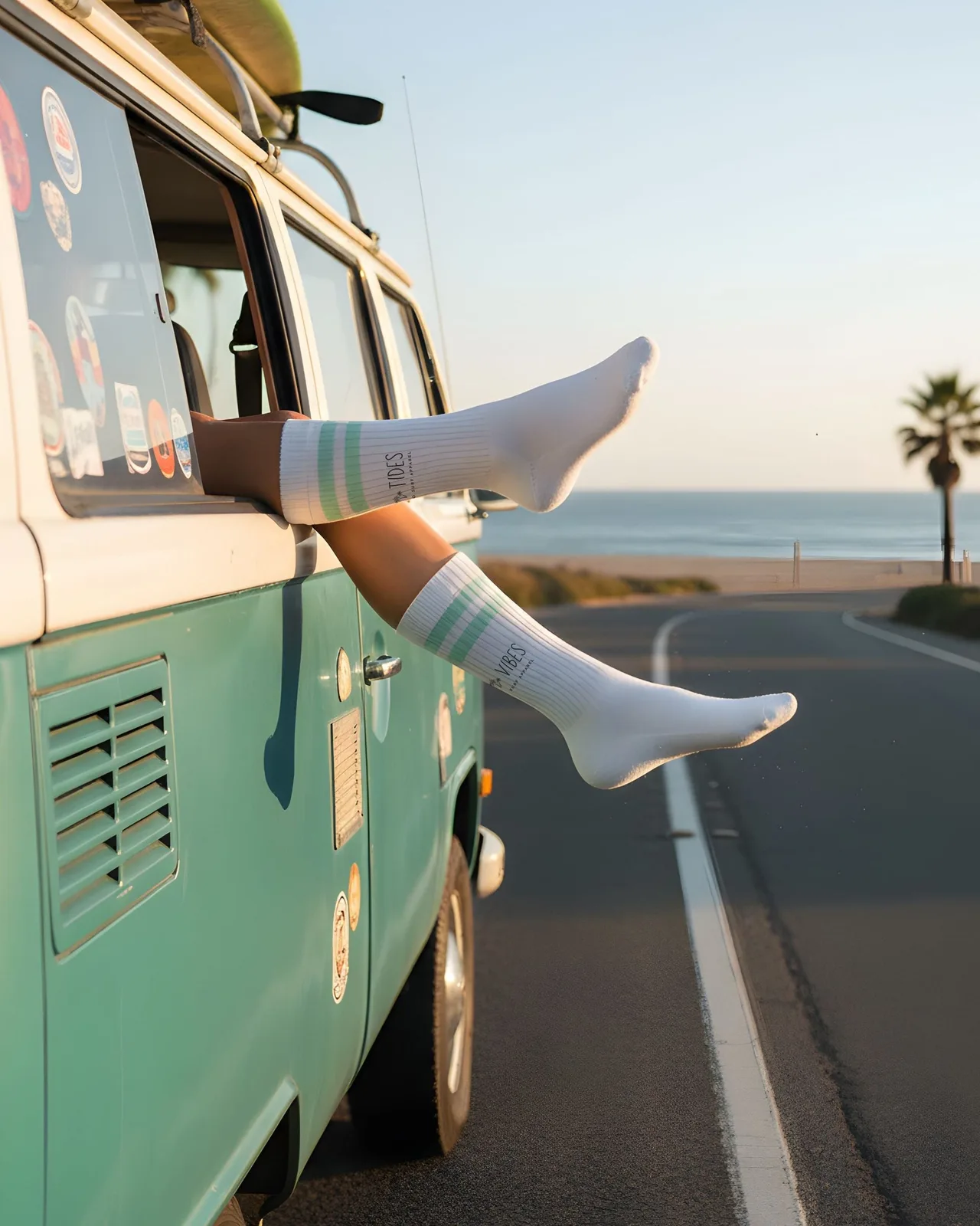 Low Tides Good Vibes - Sportsocken gestreift in mintgrün - weiß, Ansicht 2