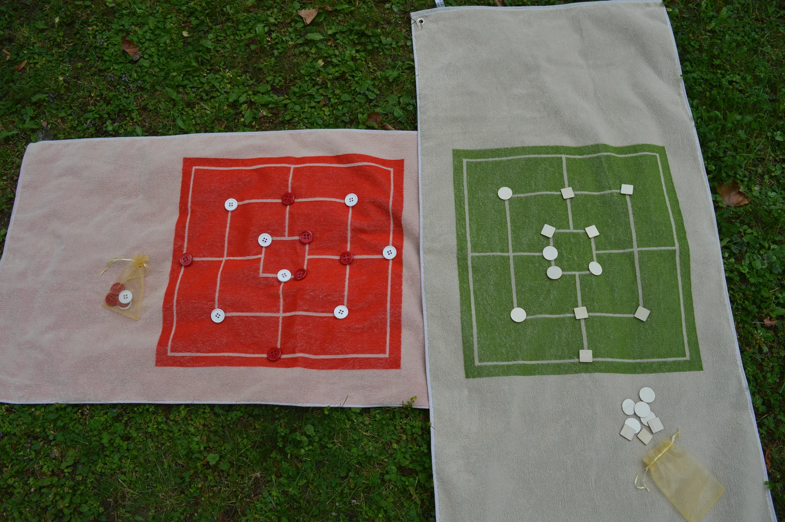 Duschtuch "Mühle" mit Spielsteinen, Ansicht 2