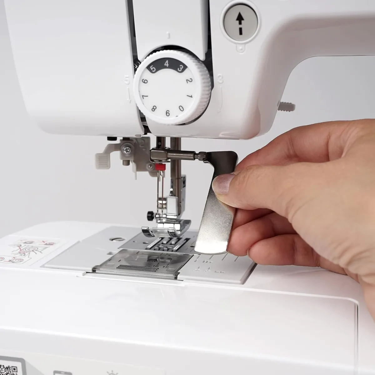 Brother FS40s Computer Nähmaschine perfekt für Fortgeschrittene und Nähanfänger mit kullaloo Nähkurs Material Set umfangreichem Zubehör Sticker zum Verzieren der Maschine kindersicher mit Fingerschutz — Bild 4