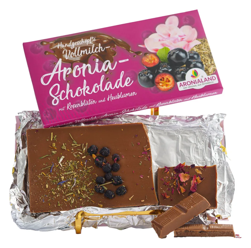Handgeschöpfte Aronia Schokolade mit Rosenblüten und Heublumen 100g, Ansicht 2