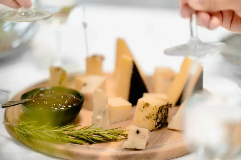 Almgourmet - Hartkäse aus Südtirol - 2 Stück je 400g - 12 Monate gereift - Herzhafter Urtyroler Käse mit würzigem Geschmack — Bild 5