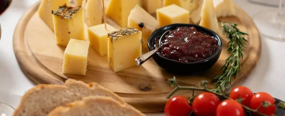 Almgourmet - Hartkäse aus Südtirol - 2 Stück je 400g - 12 Monate gereift - Herzhafter Urtyroler Käse mit würzigem Geschmack — Bild 6