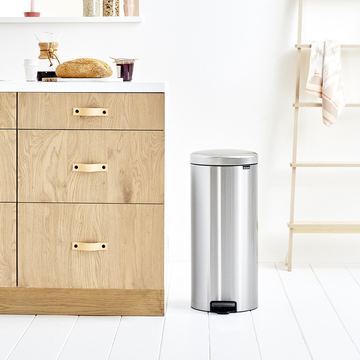 Brabantia Pedal Bin newIcon - 30 cm - 300 mm - 340 mm - 675 mm - 3,71 kg - 330 mm von LumaTech