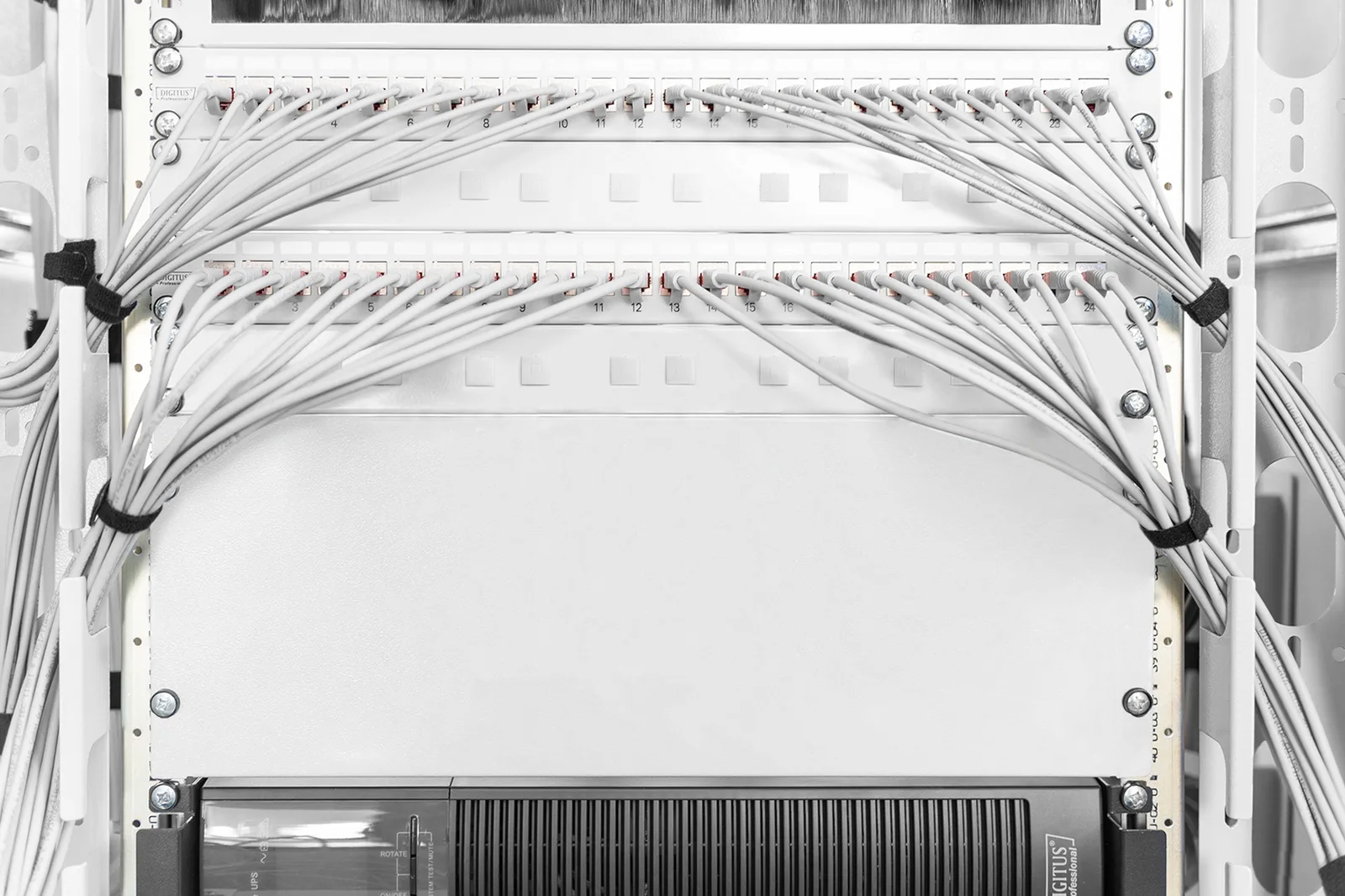 DIGITUS Blindabdeckung für 483 mm (19)-Schränke - 4 HE, Ansicht 4