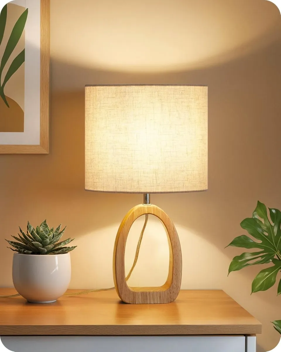 Nachttischlampe aus Holz, Moderne Tischlampe Wohnzimmer, Beige Nachttischlampe mit Kabel, Fensterbank Lampe, E27 2700K LED-Birne, für Schlafzimmer, Nachttisch, Geschenk, Hotel
