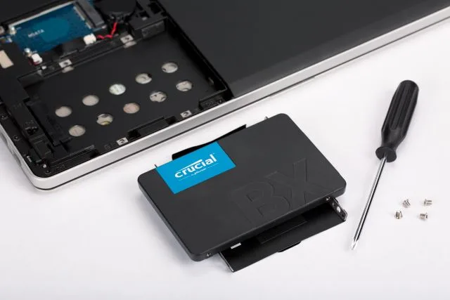 Crucial BX500 - SSD - 2 TB - intern - 2.5 (6.4 cm), Ansicht 3