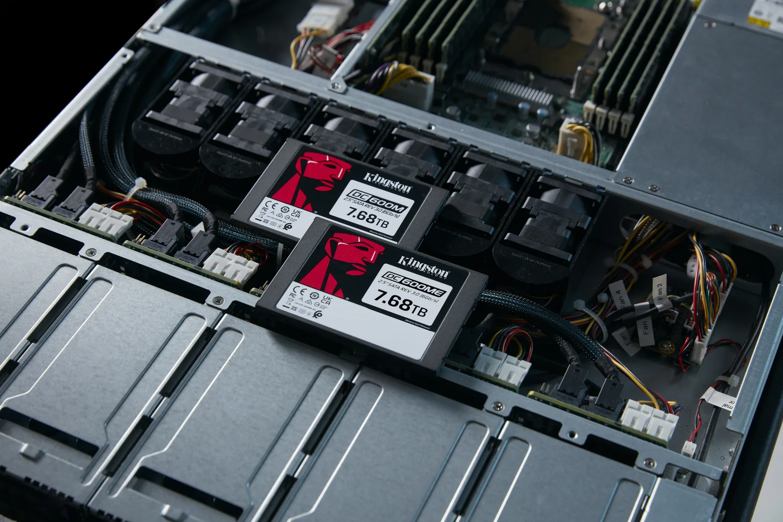 Kingston DC600ME - SSD - Mixed Use - verschlüsselt - 7.68 TB - intern - 2.5 (6.4 cm), Ansicht 2