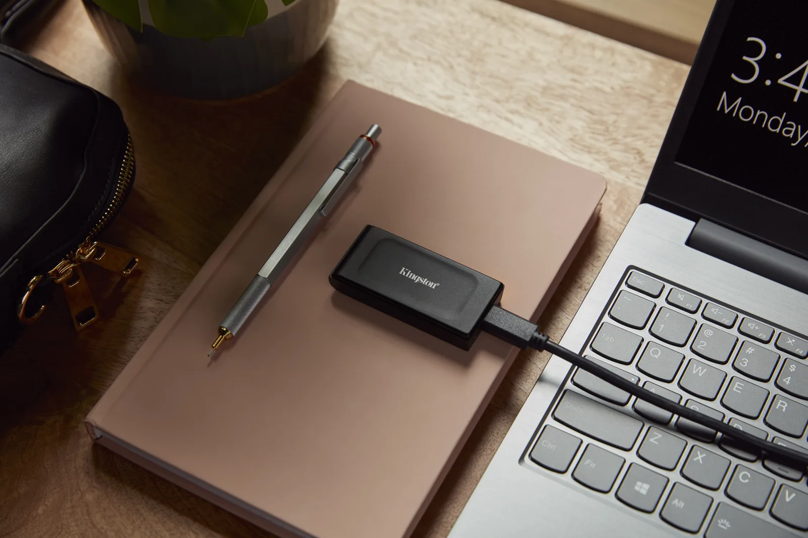 Kingston XS1000 - SSD - 1 TB - extern (tragbar) - USB 3.2 Gen 2 (USB-C Steckverbinder) - schwarz, Ansicht 2