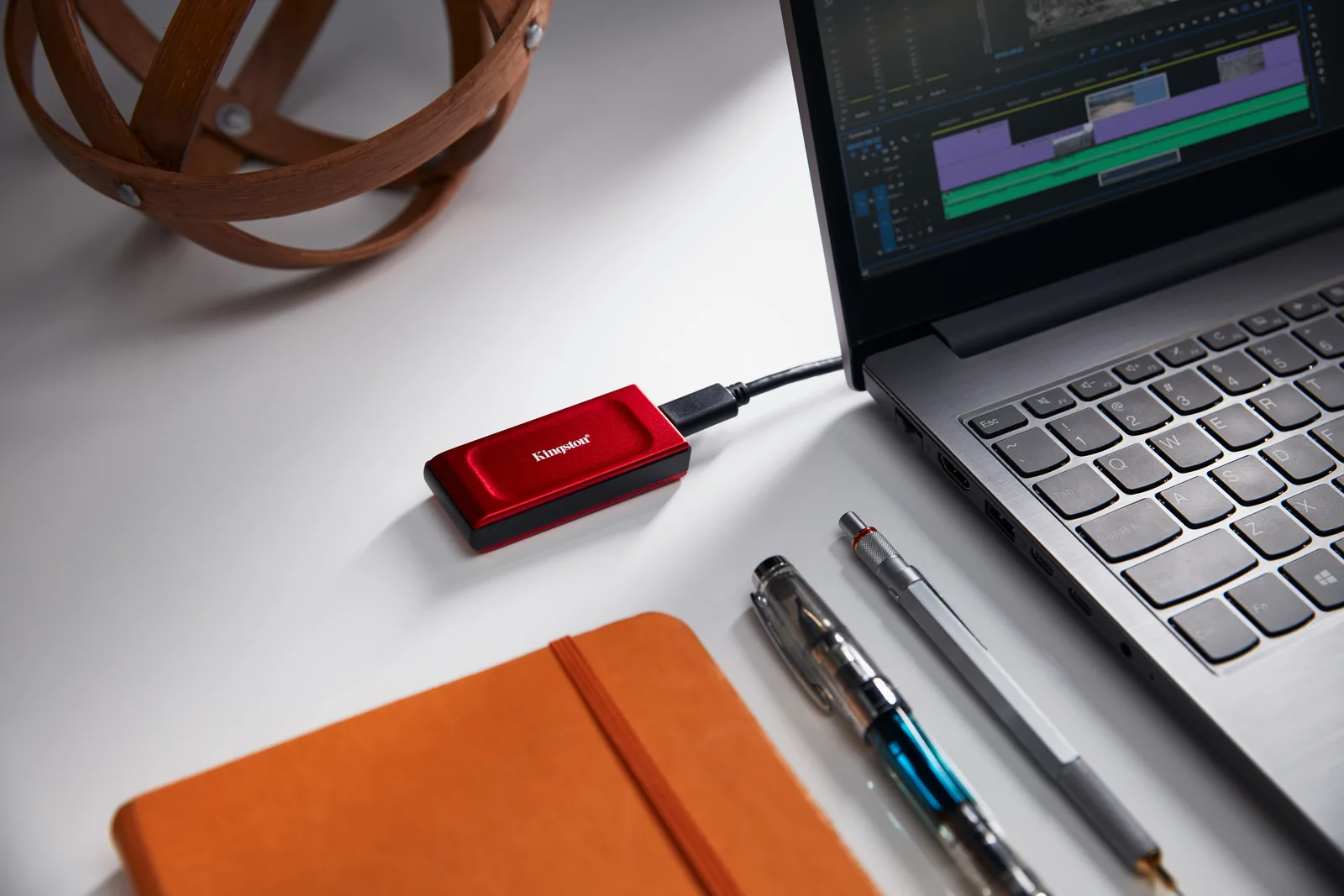Kingston XS1000 - SSD - 1 TB - extern (tragbar) - USB 3.2 Gen 2 (USB-C Steckverbinder) - rot, Ansicht 2