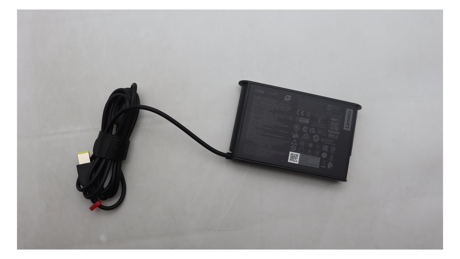 Lenovo Netzteil - Wechselstrom 100-240 V - 135 Watt