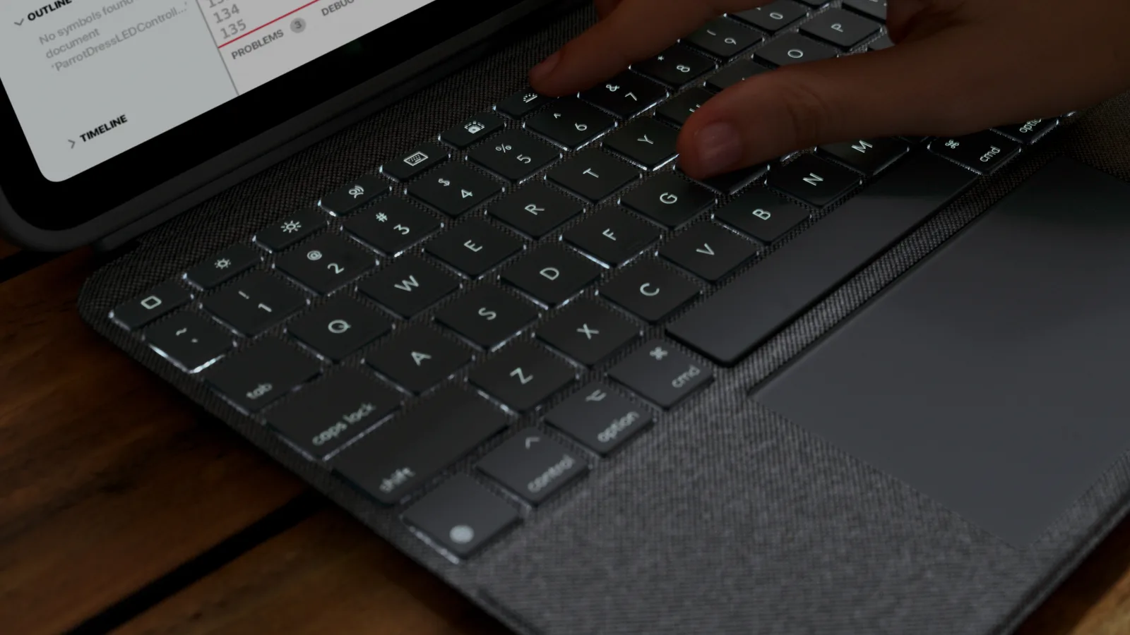 Logitech Combo Touch - Tastatur und Foliohülle - mit Trackpad - hintergrundbeleuchtet - TL: Nordisch, QWERTY, Ansicht 2
