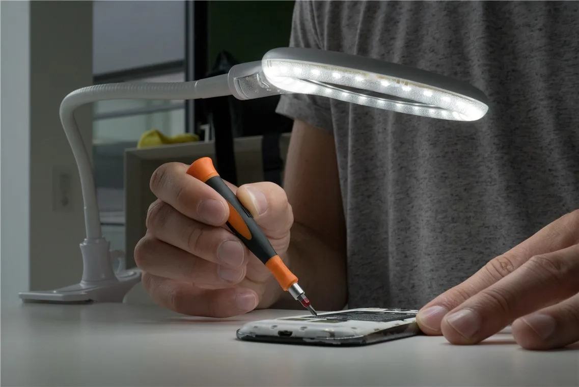 Goobay GB 60359 - Lupenleuchte LED O 100 mm 3 Dioptrien, Ansicht 2