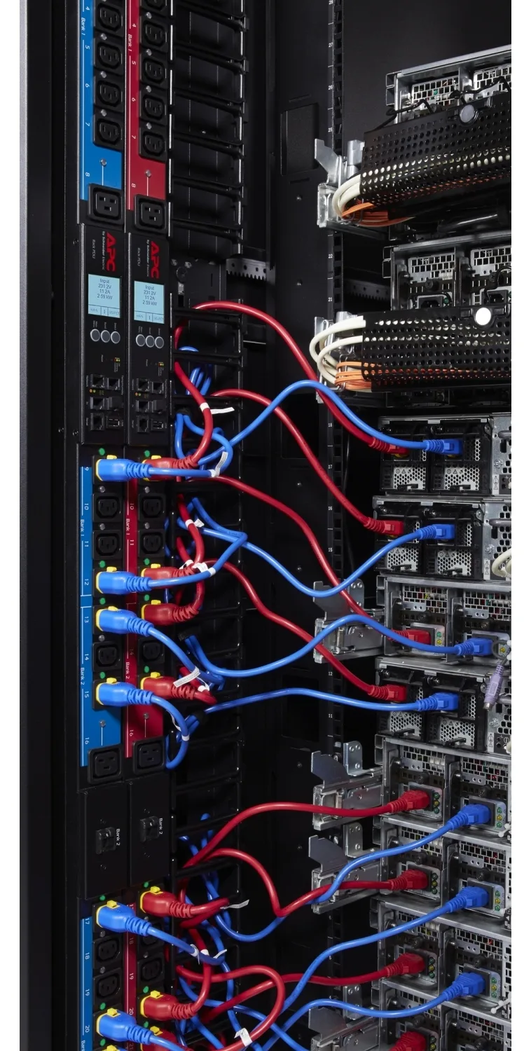 APC AP8000 - Stromkabel - power IEC 60320 C13 zu IEC 60320 C14, Ansicht 3