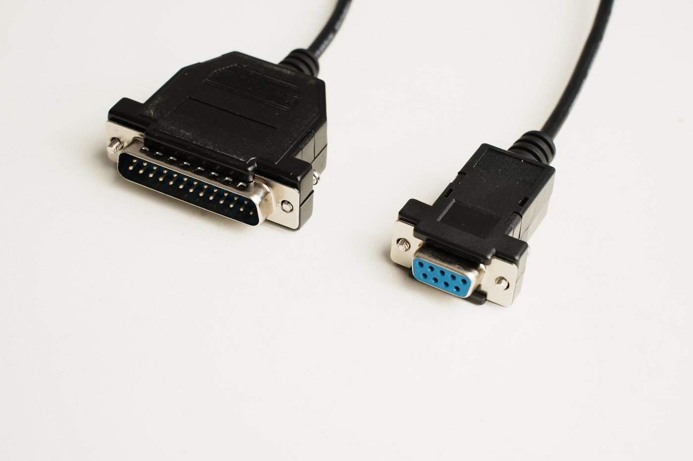 MicroConnect Serielles / paralleles Kabel - DB-9 (W) von LumaTech