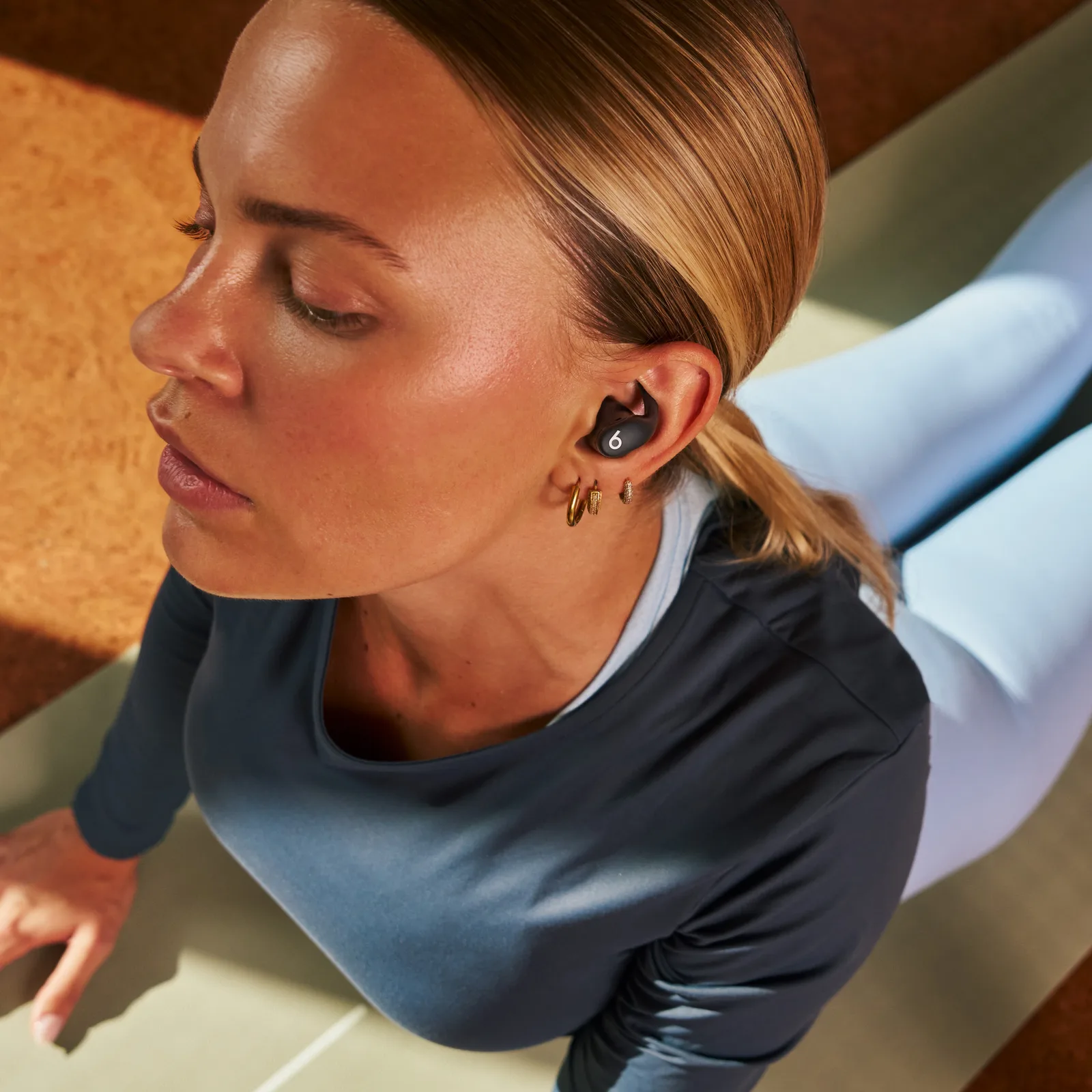 Apple Powerbeats Fit - True Wireless-Kopfhörer mit Mikrofon - schwarz, Ansicht 2
