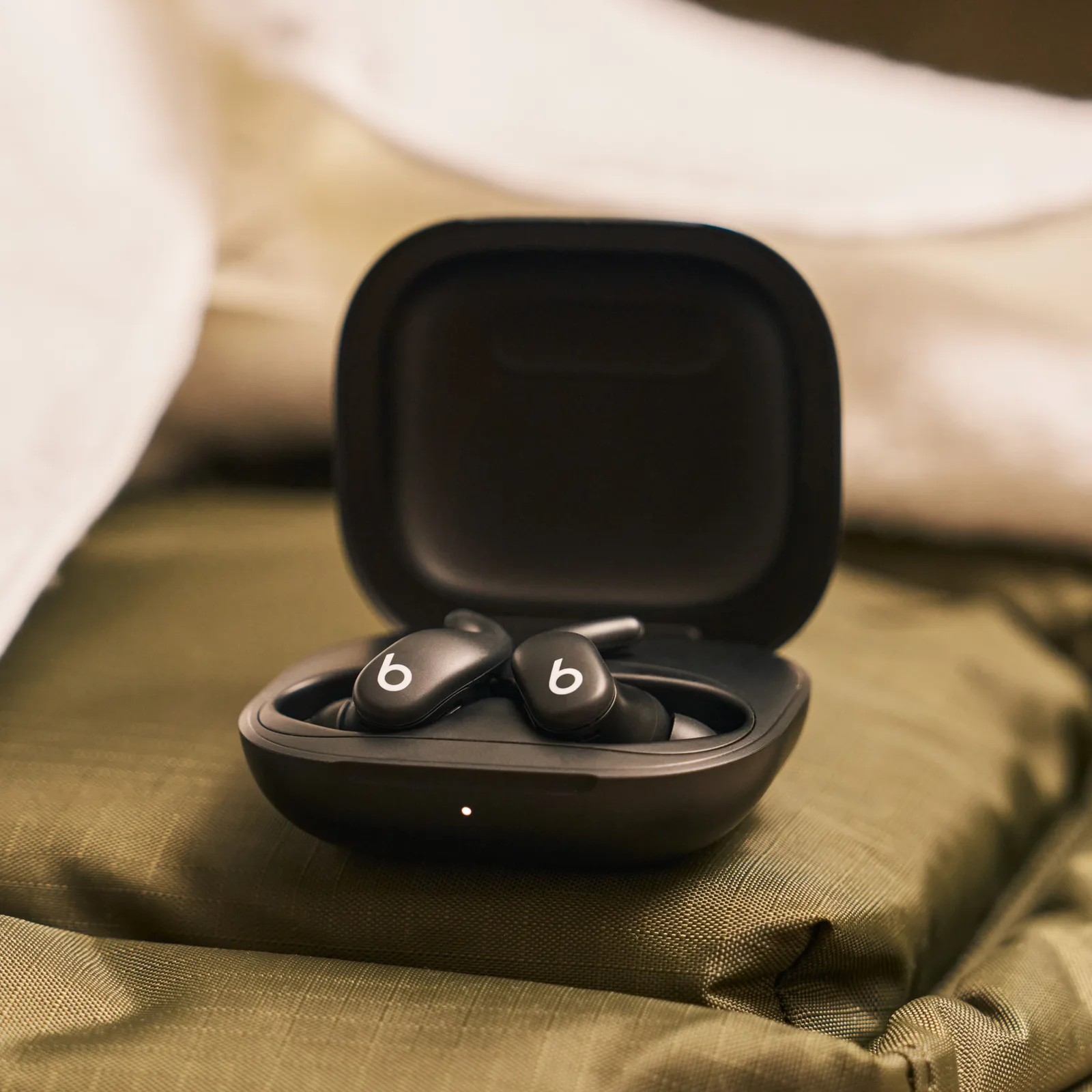 Apple Powerbeats Fit - True Wireless-Kopfhörer mit Mikrofon - schwarz, Ansicht 4