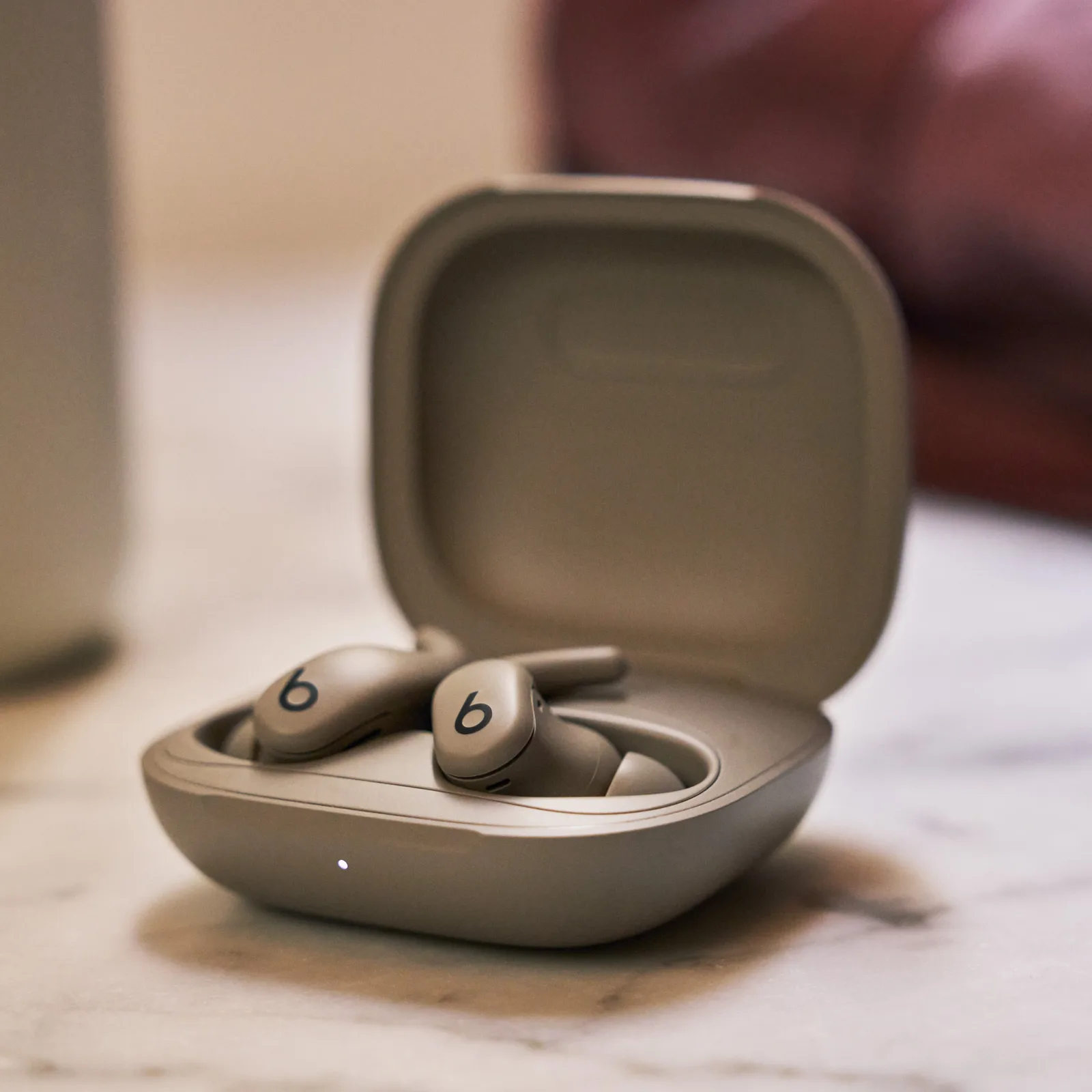 Apple Powerbeats Fit - True Wireless-Kopfhörer mit Mikrofon - grau, Ansicht 4